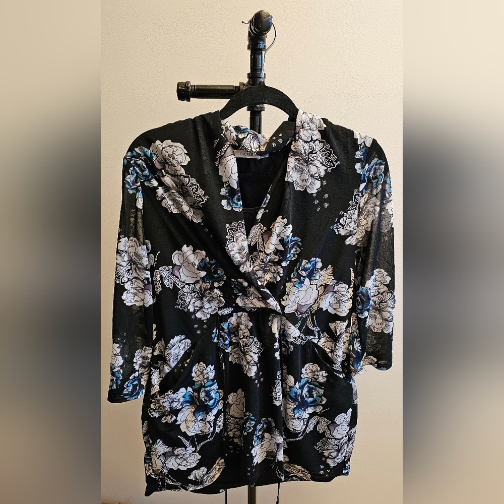 Ricki's Size Large Black/White/Blue Top that ties back!